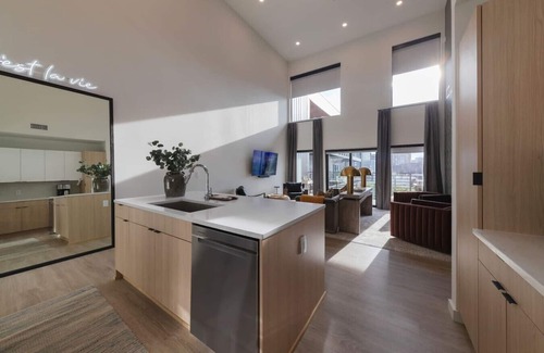 Sobro Condo | Pie Town Penthouse/*Walk to Broadway!*