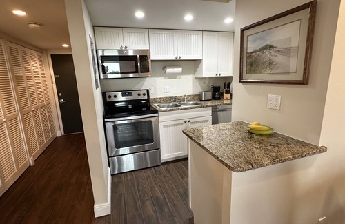 Vanderbilt Beach Apartment | Pied-`a-Terre Steps To Beach Mangrove/Gulf View Just Renovated