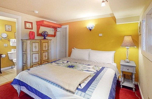 Eureka Springs Historic District House | Piedmont House - downtown suite in historic building with balcony, jetted tub