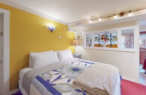 Eureka Springs Historic District House | Piedmont House - downtown suite in historic building with balcony, jetted tub