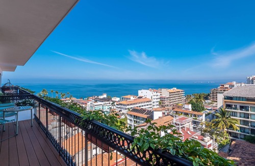 Romantic Zone Condo | Pier 57 Ocean Views Chic 2 bedrooms 2 baths Romantic Zone