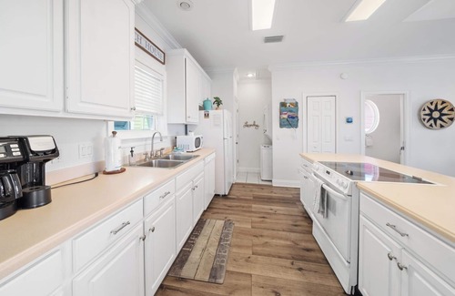 Lullwater Beach Cottage | Pier Park only 50 Steps to the beach! Pet friendly. Ocean View.