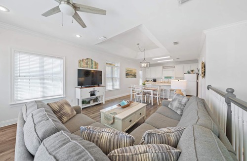 Lullwater Beach Cottage | Pier Park only 50 Steps to the beach! Pet friendly. Ocean View.