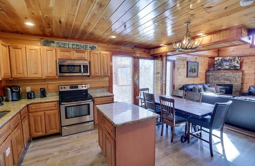 Gatlinburg - Pigeon Forge Cabin | Pigeon Forge - Chestnut Mountain Lodge - 6 Bedroom - Sleeps 24