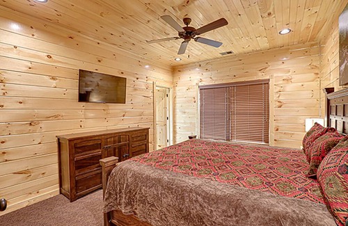 Pigeon Forge Cabin | Pigeon Forge - Creekside Mansion - 12 Bedroom - Sleeps 48