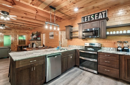 Gatlinburg - Pigeon Forge Cabin | Pigeon Forge - Flowing Waters Lodge - 8 Bedroom - Sleeps 38