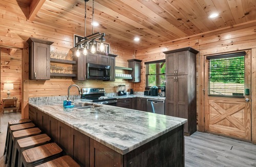 Gatlinburg - Pigeon Forge Cabin | Pigeon Forge - Flowing Waters Lodge - 8 Bedroom - Sleeps 38