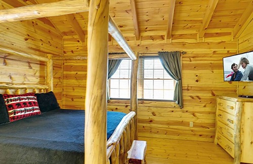Gatlinburg - Pigeon Forge Cabin | Pigeon Forge - Hunter's Paradise - 4 Bedroom - Sleeps 15