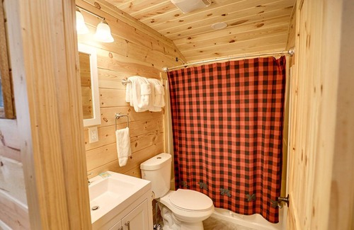 Sevierville Cabin | Pigeon Forge - Little Lake Oar'asis - 1 Bedroom - Sleeps 4