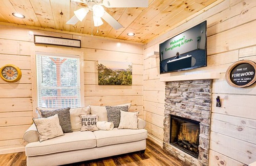 Sevierville Cabin | Pigeon Forge - Majestic Waters - 2 Bedroom - Sleeps 8
