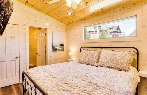 Sevierville Cabin | Pigeon Forge - Majestic Waters - 2 Bedroom - Sleeps 8