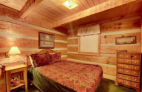 Gatlinburg - Pigeon Forge Cabin | Pigeon Forge - Nestled - 2 Bedroom - Sleeps 6