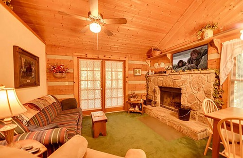 Gatlinburg - Pigeon Forge Cabin | Pigeon Forge - Nestled - 2 Bedroom - Sleeps 6