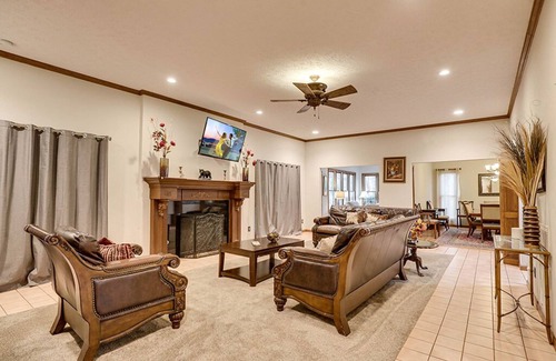 Sevierville Cabin | Pigeon Forge - Peachtree Castle - 8 Bedroom - Sleeps 20