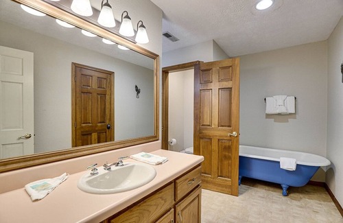 Sevierville Cabin | Pigeon Forge - Peachtree Castle - 8 Bedroom - Sleeps 20