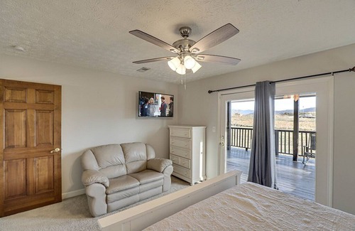 Sevierville Cabin | Pigeon Forge - Peachtree Castle - 8 Bedroom - Sleeps 20