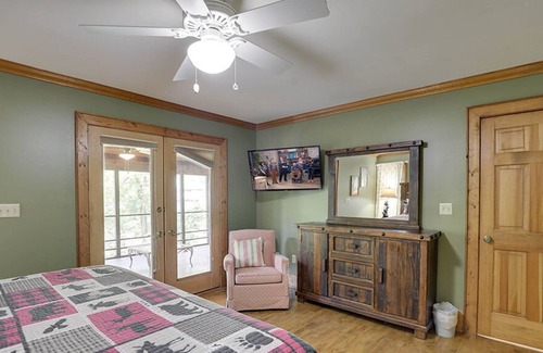 Gatlinburg - Pigeon Forge Cabin | Pigeon Forge - Tranquil River Hideaway - 3 Bedroom - Sleeps 14