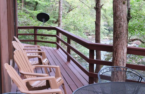 Gatlinburg - Pigeon Forge Ski Chalet | Pigeon River Hideaway on the Little Pigeon River, Smoky Mountains