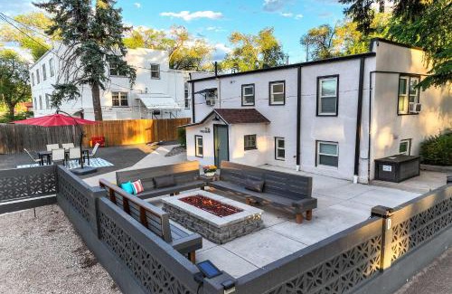 Central Colorado Springs Apartment | Pikes Escape - Downtown Workcation 4K Roku