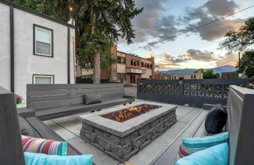 Central Colorado Springs Apartment | Pikes Escape - Downtown Workcation 4K Roku