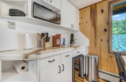 Cascade House | Pikes Peak Stone Cottage - Hot Tub & Game Room