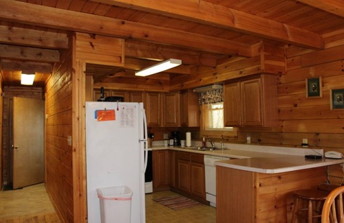 Hico Cabin | Pillow Rock Deluxe Luxury Log cabin in the New River Gorge area