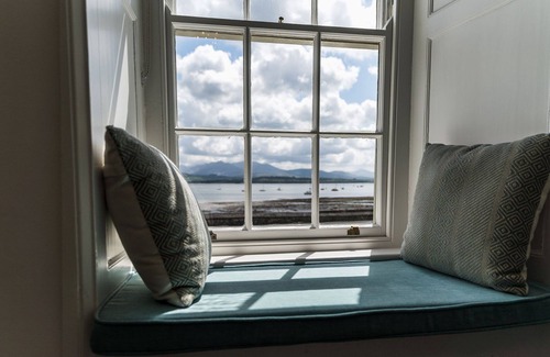 Beaumaris Apartment | Pilot House - a sea view that sleeps 8 guests in 4 bedrooms