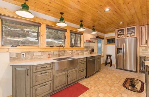 Glen Haven Cabin | Pine Brook – Peaceful, Renovated Cabin in Glen Haven, Monthly Long-Term Rental