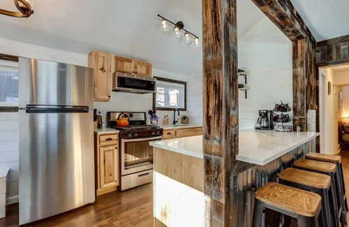Lyons Cabin | Pine Cabin-HOT TUB~River Access! Fire Pit!