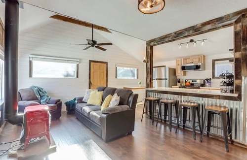 Lyons Cabin | Pine Cabin-HOT TUB~River Access! Fire Pit!