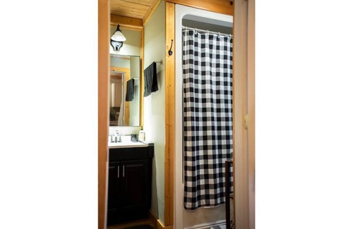 Alder Creek Cabin | Pine Cone Cabin, Amazing Hiking Trails Close By!