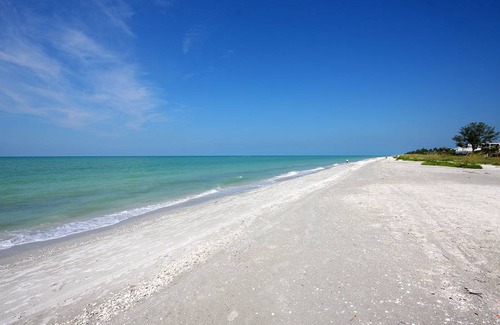 Sanibel Condo | Pine Cove 102 is a 3/2 beachfront Sanibel vacation rental condo
