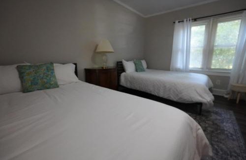 New Castle House | Pine Haven Getaway -Crib, Pets Welcome, Perfect for Families & Groups