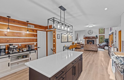 Duncannon Cabin | Pine Hollow Lodge. Secluded-Hot tub-Game Room. 16+