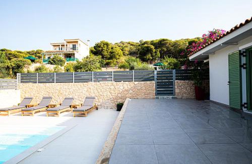 Kontos House | Pine House