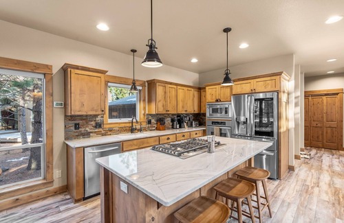 RiverWild House | Pine House Retreat ~ Brand New Furniture ~ Sleeps 8 ~ AC ~ Close To Trails!