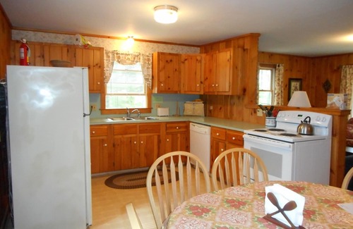 Damariscotta Cottage | Pine Knoll Cottage - Scenic cottage on Pemaquid Lake