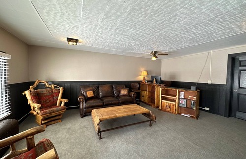 Encampment Hotel | Pine Lodge