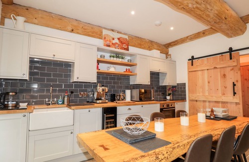 Grantown-on-Spey Cottage | PINE MARTEN LODGE, pet friendly, with hot tub in Nethy Bridge