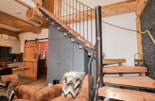 Grantown-on-Spey Cottage | PINE MARTEN LODGE, pet friendly, with hot tub in Nethy Bridge