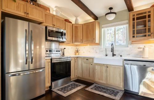 Bailey House | Pine Perch ~ Cozy Mountain Cabin w/Views