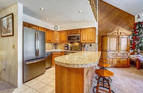 Four O'Clock Condo | Pine Ridge 7E: Ski-In/Ski-Out 3-bed condo in Breckenridge with mountain views for 8 guests.