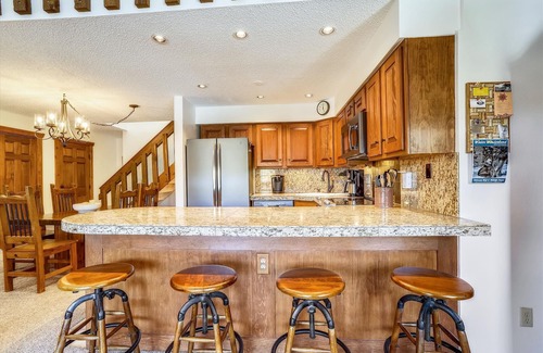 Four O'Clock Condo | Pine Ridge 7E: Ski-In/Ski-Out 3-bed condo in Breckenridge with mountain views for 8 guests.