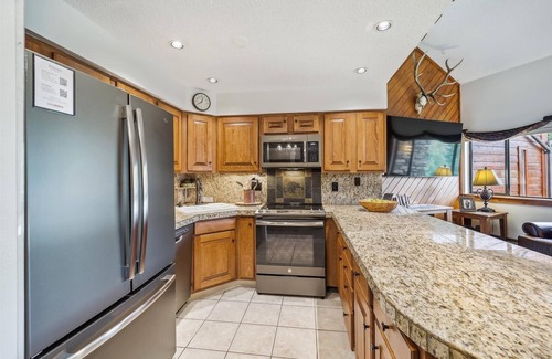 Four O'Clock Condo | Pine Ridge 7E: Ski-In/Ski-Out 3-bed condo in Breckenridge with mountain views for 8 guests.
