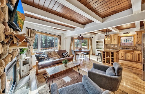Tahoe Paradise Cabin | Pine Ridge Cabin: Stylish A-Frame - BBQ, Hot Tub, Games