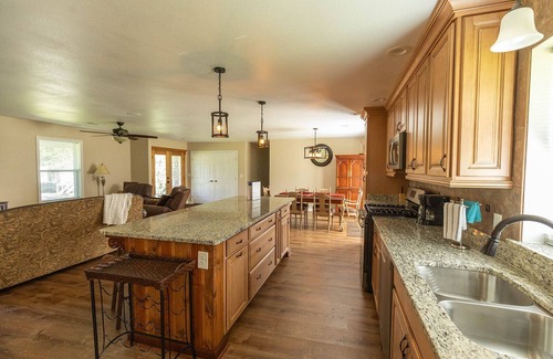 Gulf Hills House | Pine Ridge - close to beach, casinos & downtown Ocean Springs!