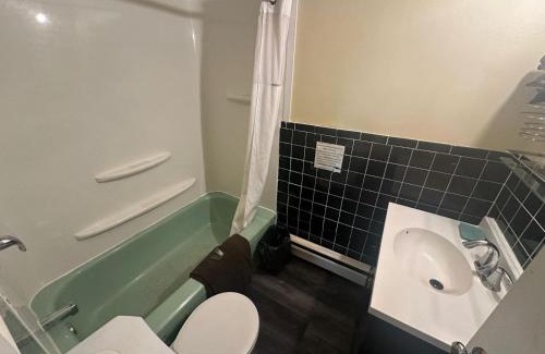 Timmins Hotel | Pine Ridge Motel