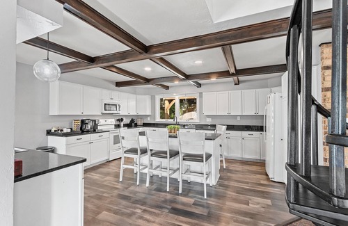 Green Bay House | Pine Terrace/Hot Tub/Entertainment Garage/6bdrm