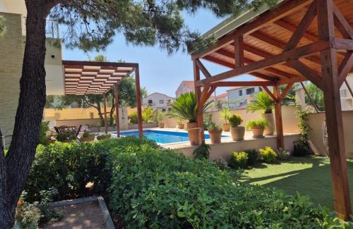 Pakostane Villa | Pine Tree Villa