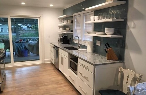 Kings Terrace House | Pineapple Cottage- Pup friendly, 2 bed/2 bath home on south end of SSI